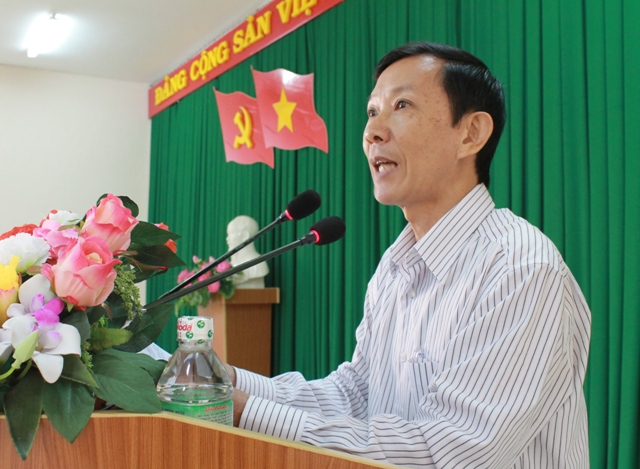 Đồng chí Lưu Tiến Vinh, Phó Trưởng Ban Tuyên giáo Tỉnh ủy, thông tin về tình hình thời sự tại hội nghị.