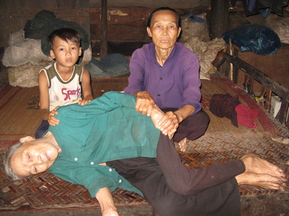 Bà Tờ cùng người mẹ già 105 tuổi và cháu nội Nông Văn Đồng.