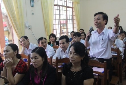 Giám đốc Trung tâm GDTX Krông Năng Nguyễn Tài Hùng chia sẻ kinh nghiệm lồng ghép chương trình bổ túc văn hóa và dạy nghề