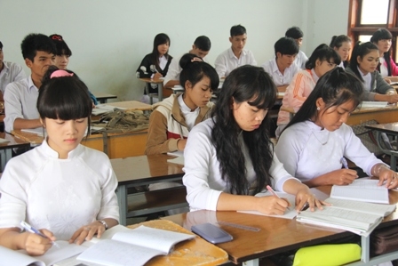 Học viên lớp 12 Trung tâm GDTX  thị xã Buôn Hồ trong giờ Toán
