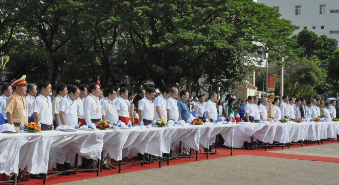 Các đại biểu tham dự lễ khai mạc đã dành một phút tưởng niệm nạn nhân tử vong do tai nạn giao thông. Ảnh: G.N