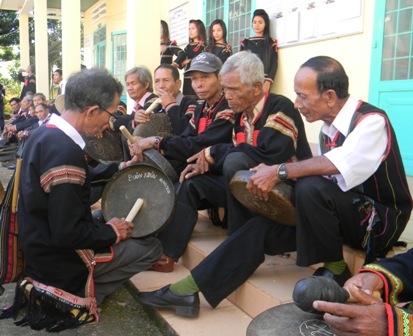 Các nghệ nhân chỉnh sửa chiêng...