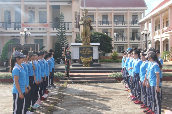 Giáo viên đang giới thiệu cho học sinh về tiểu sử của chí sĩ cách mạng Huỳnh Thúc Kháng.