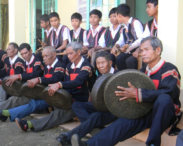 Hai đội chiêng trẻ và già của buôn Ky, phường Thành Nhất tham gia Ngày hội.