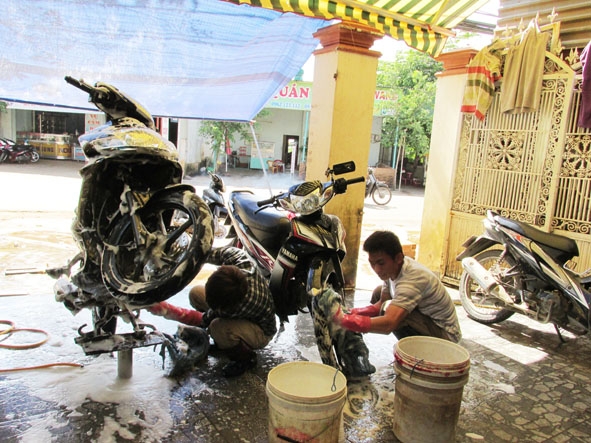 Tiệm của anh Nguyễn Đình Phú thu hút được rất nhiều lượt khách tới rửa xe mỗi ngày.