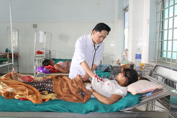 Bác sĩ khoa Nội (Bệnh viện Đa khoa thị xã Buôn Hồ) thăm khám cho bệnh nhân.