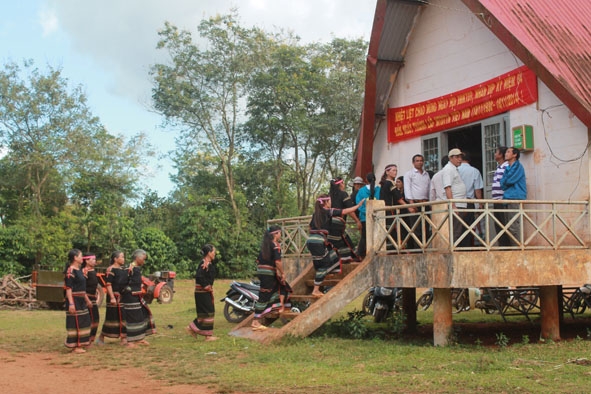 Bà con buôn Phơng (xã Ea Tul, huyện Cư M’gar) nô nức đến tham gia Ngày hội.