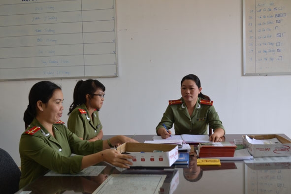 Chị Long Thị Toàn (người đầu tiên bên phải) trao đổi về các hoạt động của Hội Phụ nữ với  chị em trong đơn vị.