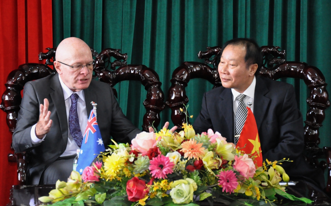 Phó chủ tịch Trần Hiếu (phải) và Tổng Lãnh sự Australia John McAnulty trong buổi tiếp