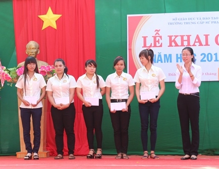Đại diện Ngân hàng TMCP Công thương Việt nam chi nhánh Dak Lak trao học bổng cho5  học sinh nghèo hiếu học