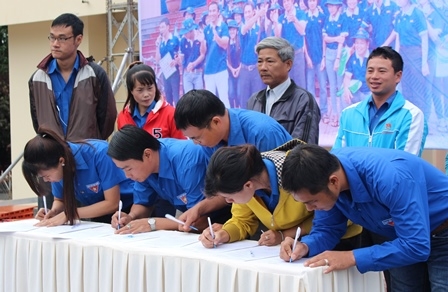 Đại diện 13 cơ sở Đoàn trực thuộc ký cam kết Đoàn viên thanh niên tham gia bảo vệ môi trường và thực hiện nếp sống văn minh đô thị