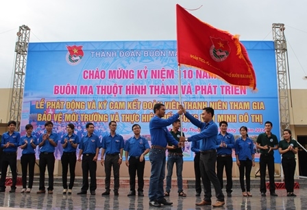 Đại diện Ban Thường vụ Thành Đoàn trao Cờ phát động cho đoàn viên thanh niên	