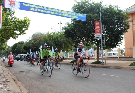 đại biểu và lực lượng đoàn viên thanh niên đạp xe diễu hành tuyên truyền, vận động nhân dân tham gia các hoạt động bảo vệ môi trường và thực hiện nếp sống văn minh đô thị