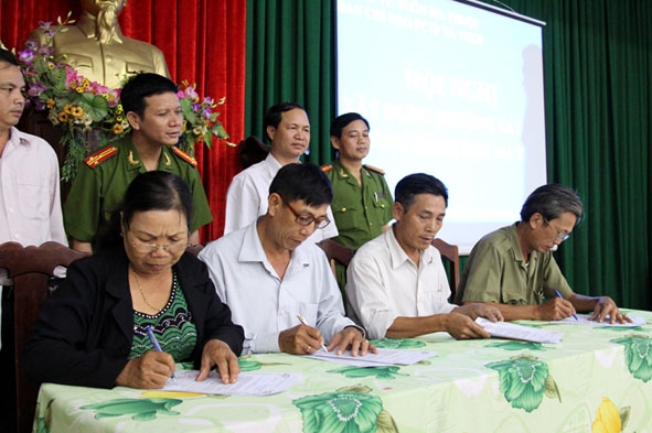 Đại diện các buôn, tổ dân phố trên địa bàn phường Ea Tam  ký giao ước thi đua xây dựng buôn, tổ dân phố không tệ nạn ma túy.