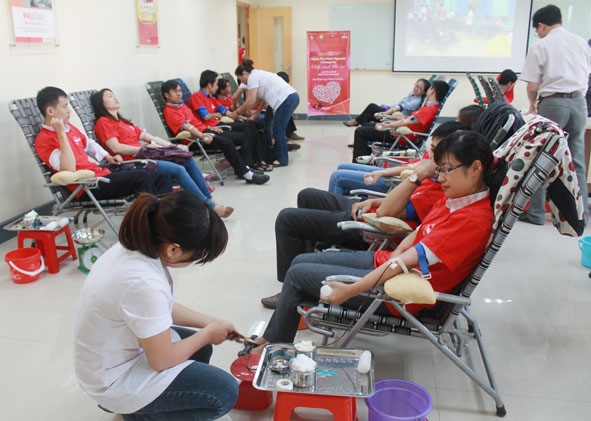 Các tình nguyện viên chia sẻ những giọt máu hồng nhằm góp phần cứu chữa người bệnh.