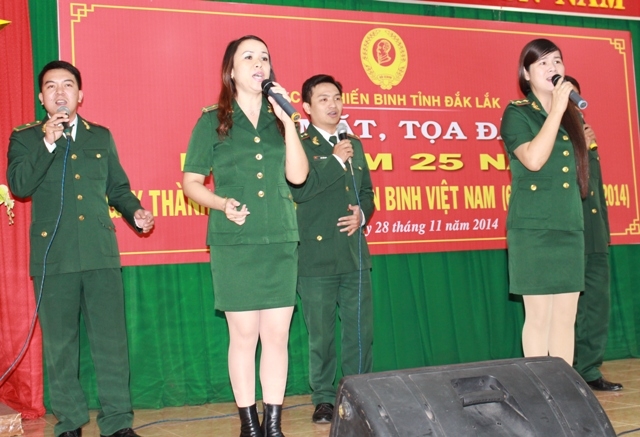 Văn nghệ chào mừng kỷ niệm 25 năm Ngày thành lập Hội Cựu chiến binh Việt Nam.
