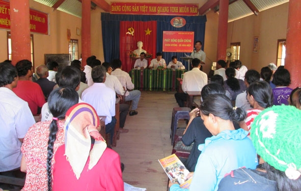 Người dân buôn Kpung đến dự buổi lễ phát động quần chúng  do Ban Dân vận Huyện ủy Cư Kuin và Đảng ủy xã Hòa Hiệp tổ chức.