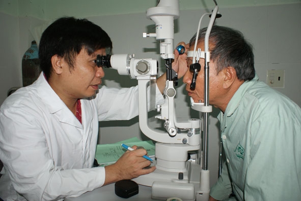 Bác sĩ Lê Phước Quang Huy, Phó Giám đốc Bệnh viện Hitec Hà Nội khám sàng lọc cho bệnh nhân.