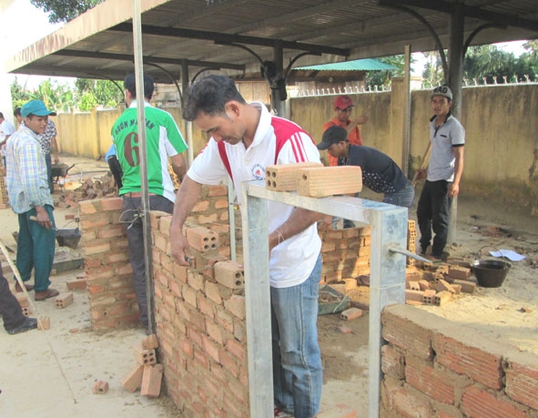 Một nhóm học viên Trung tâm  dạy nghề huyện Krông Năng  đang thực hành  xây dựng dân dụng. 