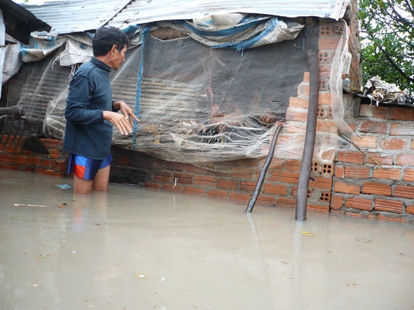 Thiên tai, lũ lụt là một trong những nguyên nhân dẫn đến tình trạng tái nghèo. (Ảnh chụp tại xã Cư Ni, huyện Ea Kar).