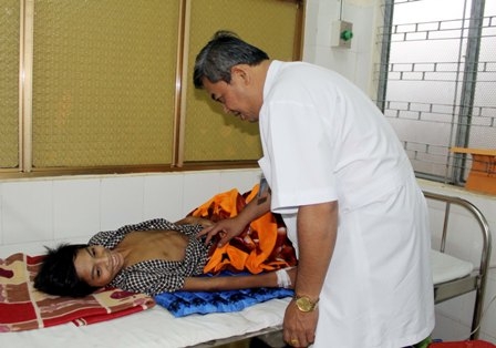 Bác sĩ Hoàng Ngọc Anh Tuấn kiểm tra tình trạng sức khỏe cho bé Y Jôna Thanh.