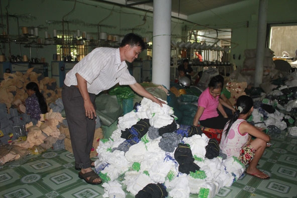 Gia đình anh Trịnh Văn Hoàn ở tổ dân phố 10, phường Khánh Xuân  (TP. Buôn Ma Thuột) đã thoát nghèo bền vững nhờ cơ sở dệt may  bao tay, tất chân của mình.