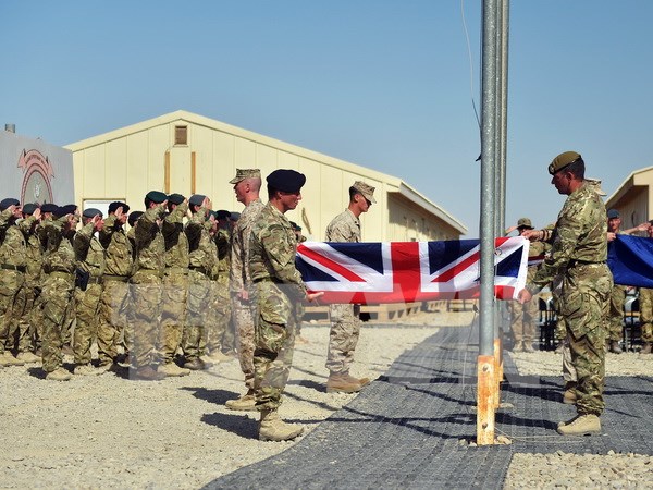 Binh sĩ Anh trong buổi chuyển giao quyền kiểm soát an ninh cho quân đội Afghanistan tại Trại Bastion-Leatherneck ở tỉnh miền nam Helmand. (Nguồn: AFP/TTXVN)