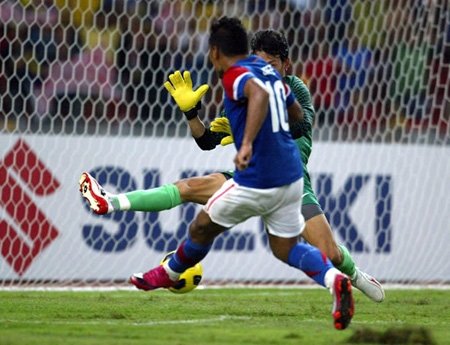 Safee Sali chọc thủng lưới thủ môn Tấn Trường ở bán kết AFF Cup 2010