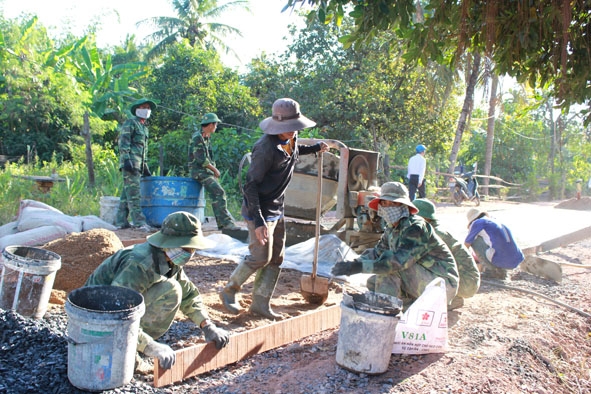 Các chiến sĩ thuộc Ban Chỉ huy Quân sự huyện Ea Súp giúp dân làm đường giao thông nông thôn tại thôn 3, xã Ea Lê