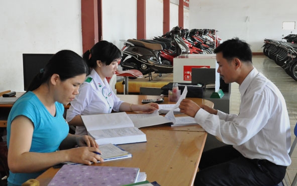 Cán bộ Chi cục Thuế huyện Cư Kuin đang kiểm tra thủ tục thuế tại một DN trên địa bàn.