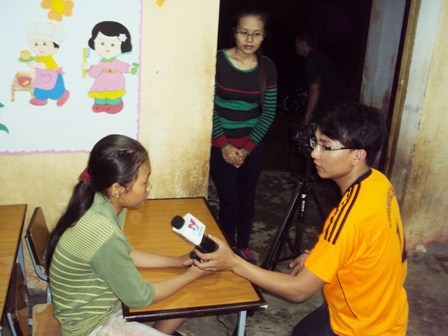 Phóng viên Thông tấn xã Việt Nam tác nghiệp tại lớp học xóa mù chữ tại xã Ia R'vê do Đồn biên phòng 737 tổ chức tại xã 