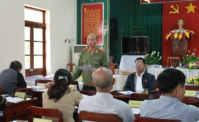 Đại biểu tham gia ý kiến tại phiên thảo luận tổ.