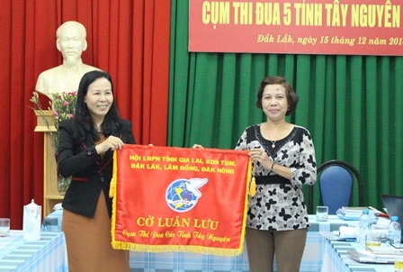 Chủ tịch Hội LHPN tỉnh Nguyễn Thị Kim Thoa chuyển giao Cờ luân lưu cho Hội LHPN tỉnh Dak Nông