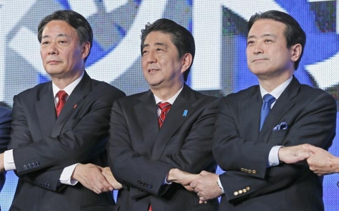 Thủ tướng Abe (giữa) ăn mừng chiến thắng của Đảng LDP (Ảnh Reuters)