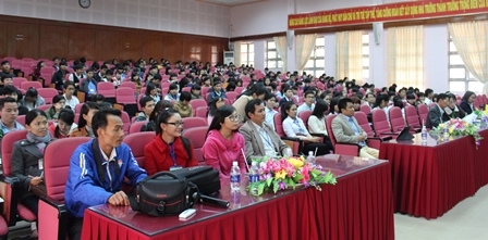 Đại biểu và đông đảo sinh viên tham dự Lễ trao học bổng