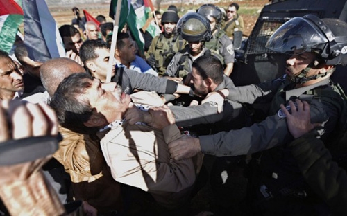 Vụ bạo lực giữa cảnh sát Israel với người Palestine sáng 10-12 (ảnh: Reuters)