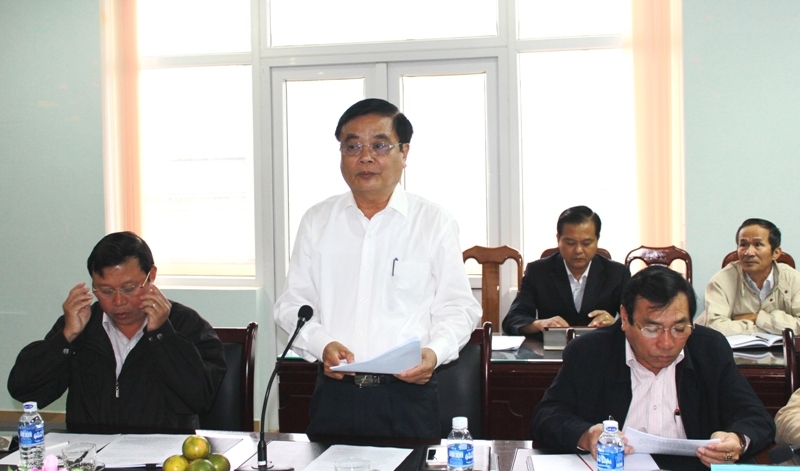 Đồng chí Huỳnh Ngọc Luân, Phó Bí thư Thường trực Thành ủy Buôn Ma Thuột báo cáo kết quả thực hiện nhiệm vụ phát triển kinh tế xã hội thành phố với đoàn công tác