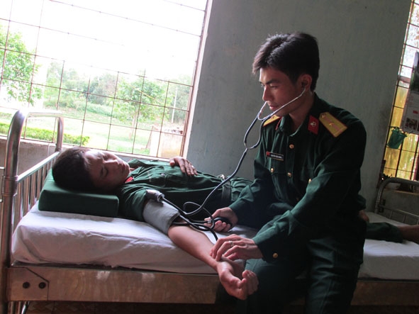 Thiếu úy chuyên nghiệp Nguyễn Văn Hoan tận tụy với công việc được giao phó