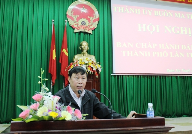 Bí thư Thành ủy Nguyễn Viết Tượng phát biểu tại hội nghị.