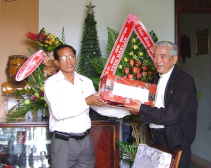Đại diện Ủy ban MTTQ VN tỉnh thăm, tặng quà các cơ sở tôn giáo (Ảnh: tư liệu) 
