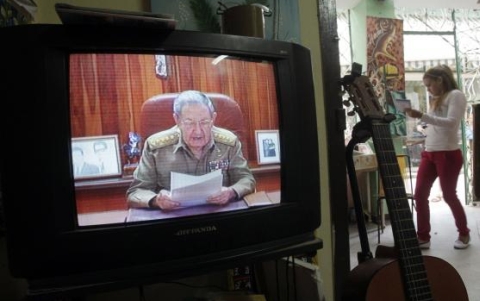 Người dân Cuba lắng nghe tuyên bố của Chủ tịch Raul Castro từ truyền hình (Ảnh Reuters)