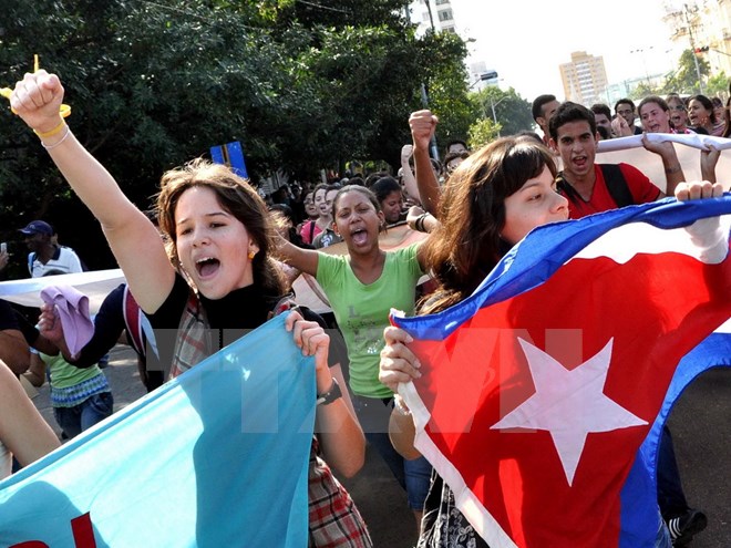 Người dân Cuba tuần hành tại thủ đô La Habana sau khi thỏa thuận bình thường hóa quan hệ ngoại giao với Mỹ được công bố. (Nguồn: AFP/TTXVN)
