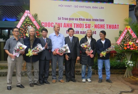 Trao hoa lưu niệm cho...