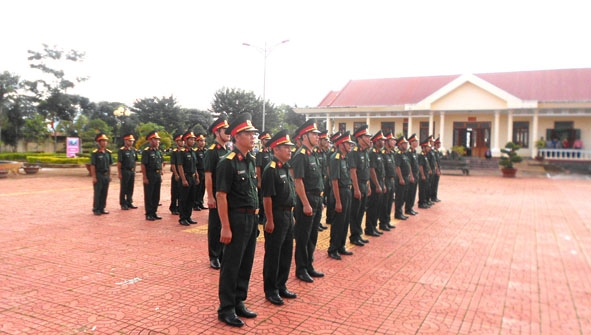 Cán bộ chiến sĩ Ban Chỉ huy Quân sự thị xã Buôn Hồ  tham gia Lễ chào cờ sáng thứ 2 đầu tháng.