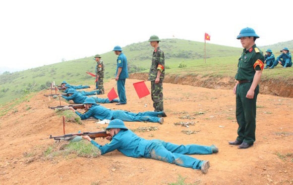 Lực lượng dân quân tự vệ huyện Ea Súp  trong đợt kiểm tra bắn đạn thật.