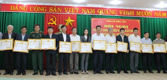 Các cá nhân hoàn thành xuất sắc nhiệm vụ năm 2014 được UBKT TỈnh ủy tặng giấy khen.