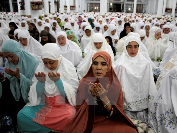 Đông đảo người dân Indonesia đã tham dự buổi lễ cầu nguyện tại Nhà thờ Lớn Baiturrahman, thành phố Banda Aceh, tỉnh Aceh, nhân kỷ niệm 10 năm thảm họa động đất sóng thần. (Ảnh: AFP/TTXVN)