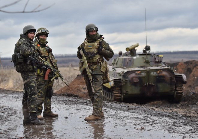 Binh sỹ quân đội Ukraine tại khu vực chiến sự ở ngoại ô thành phố Debaltseve, vùng Donetsk, miền đông Ukraine ngày 24-12. (Nguồn: AFP/TTXVN)