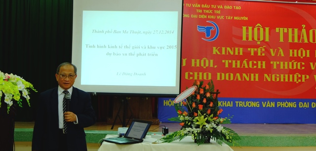 T.S Lê Đăng Doanh trình bày tham luận tại Hội thảo
