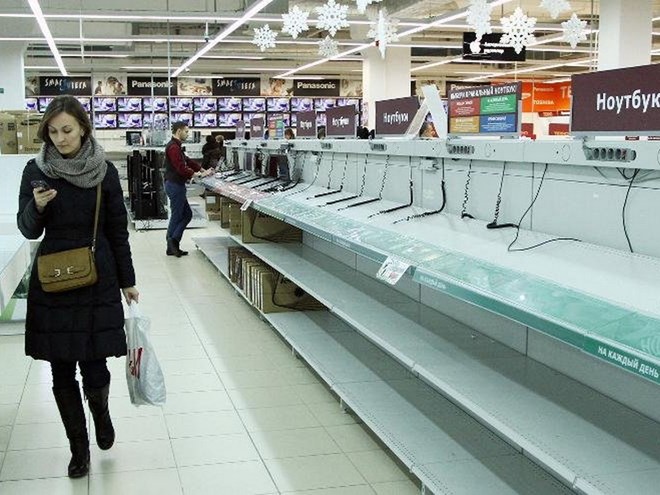 Các kệ siêu thị tại Belarus gần như trống rỗng. (Nguồn: AFP)